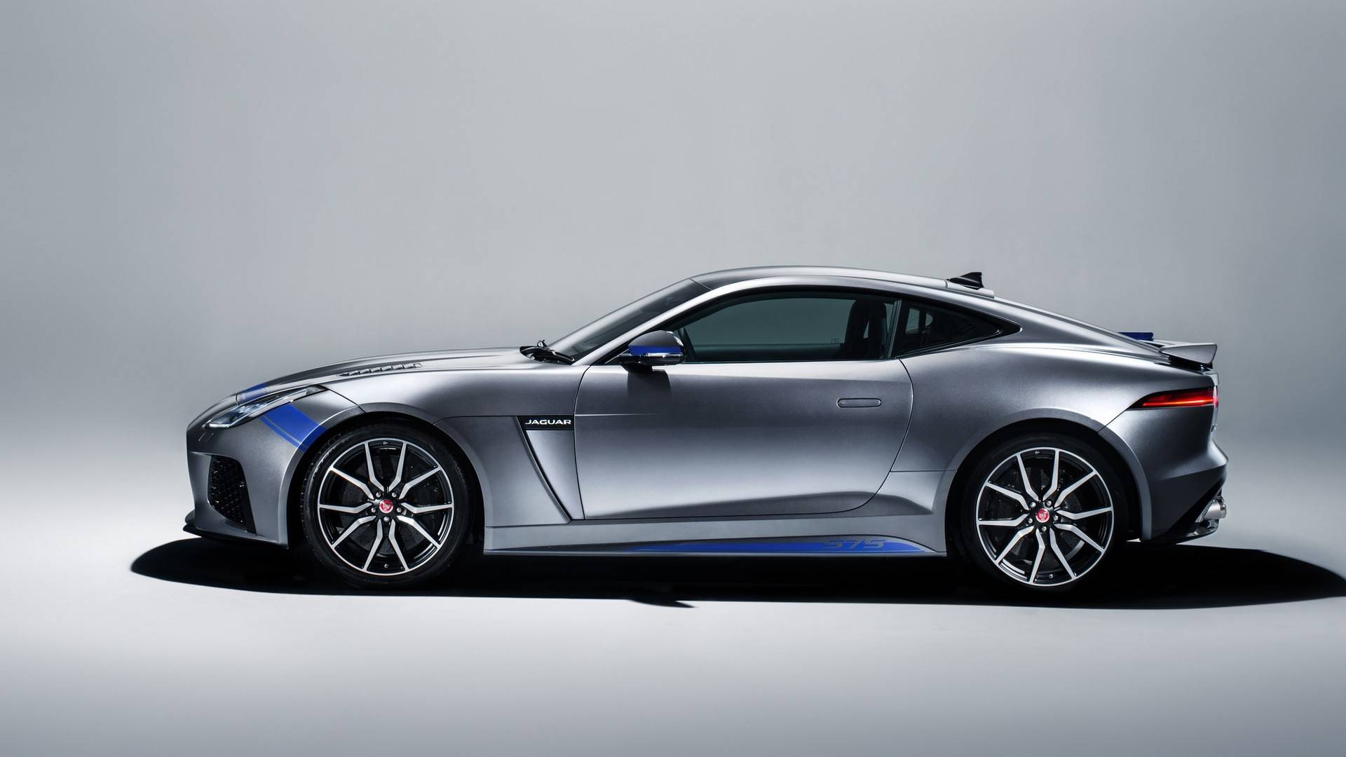 Jaguar_F-Type_SVR_with_Graphic_Pack_07