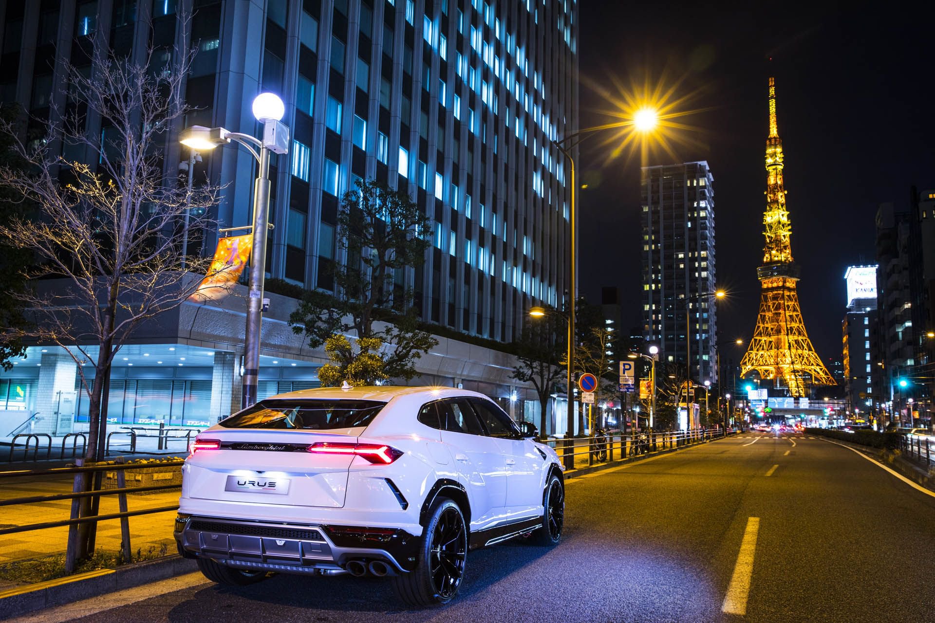Lamborghini_Urus_world_tour_0000
