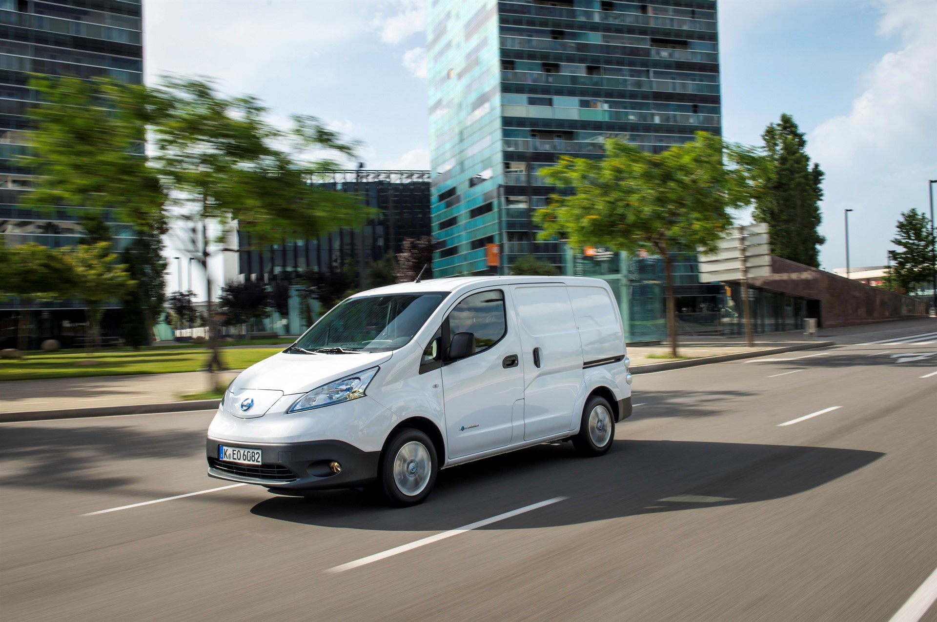 Nissan retailers open order books for longer-range 100% electric e-NV200 with Limited Edition 2.ZERO