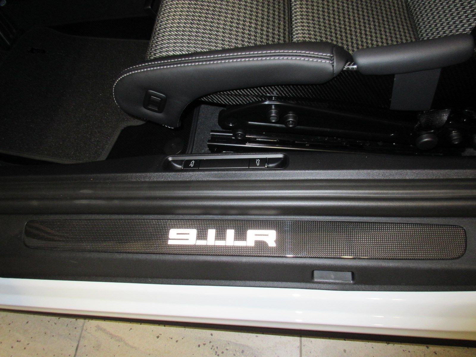 Porsche_911_R_for_sale_0034