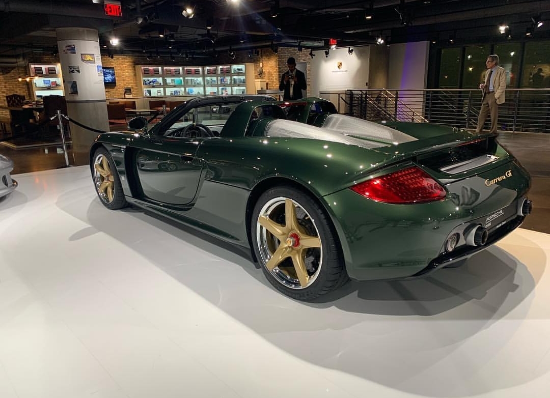 Porsche Carrera GT with Oak Green Metallic color (5)