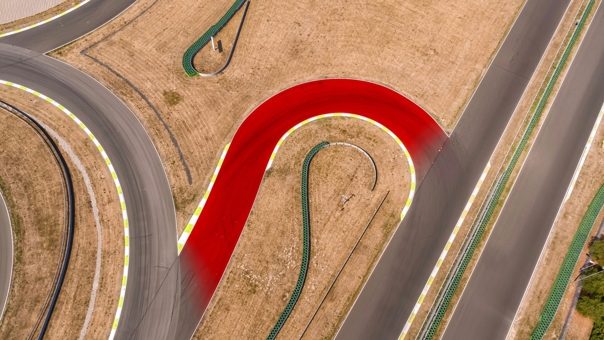 1785124_victoria_turn_circuit_in_leipzig_2018_porsche_ag