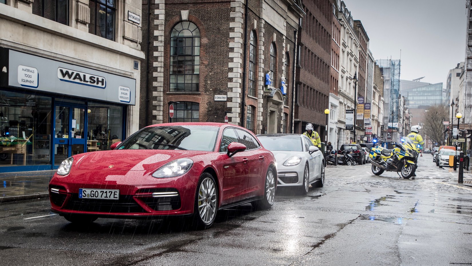 Porsche_Panamera_Turbo_Sport_Turismo_gold_tranposrt_0001