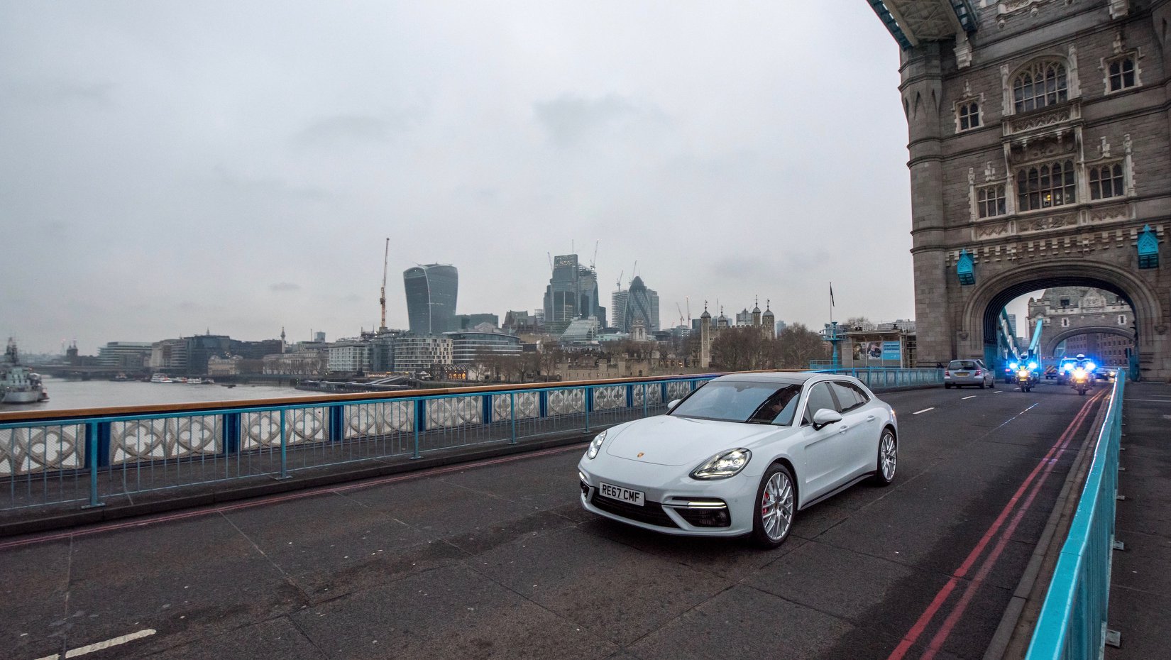 Porsche_Panamera_Turbo_Sport_Turismo_gold_tranposrt_0002