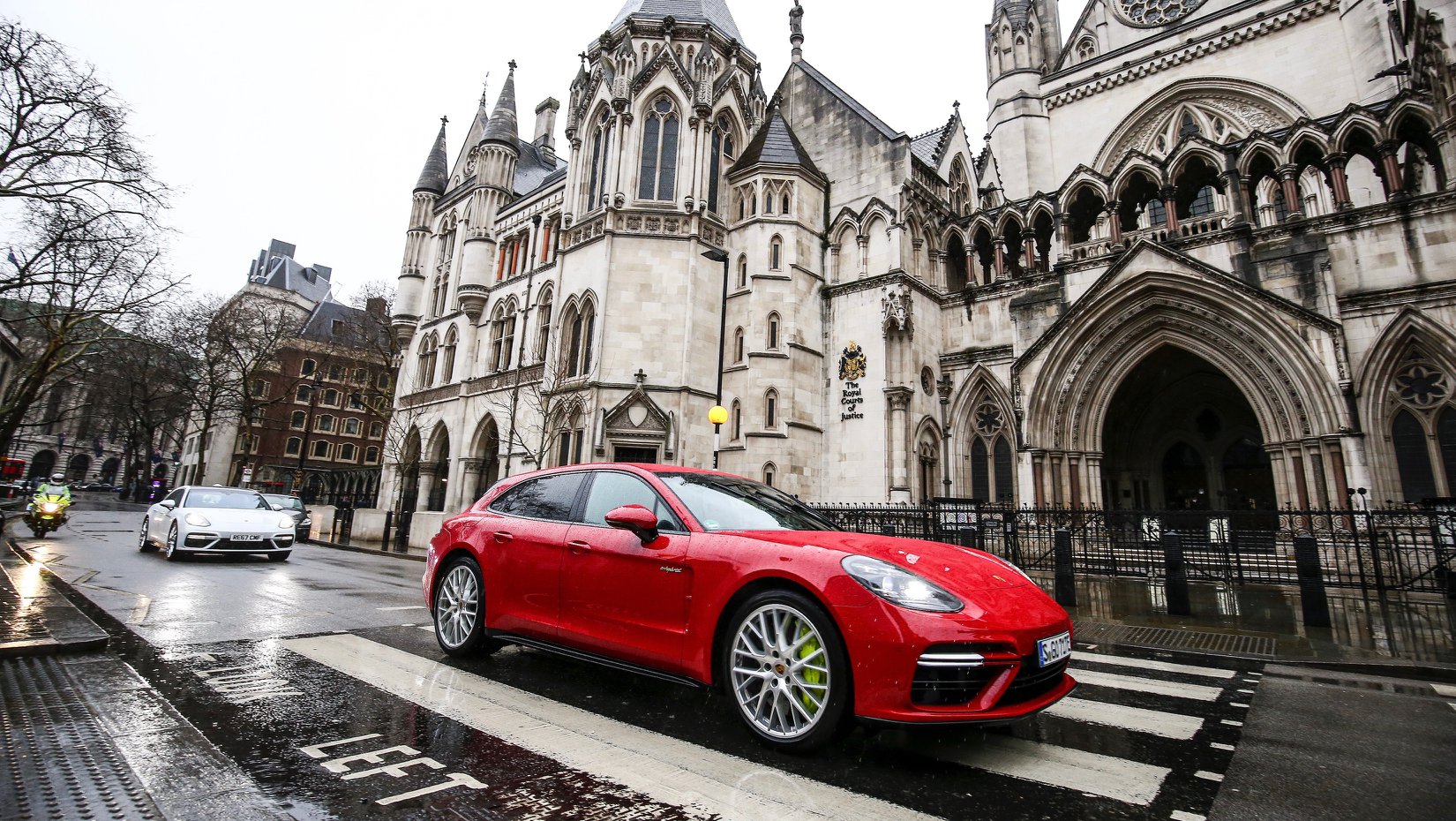 Porsche_Panamera_Turbo_Sport_Turismo_gold_tranposrt_0009