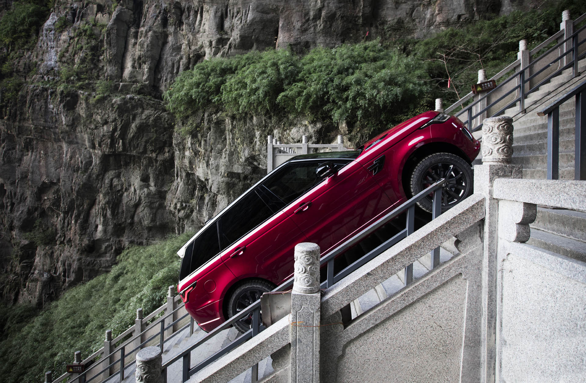 Range_Rover_Sport_PHEV_Dragon_Challenge_08