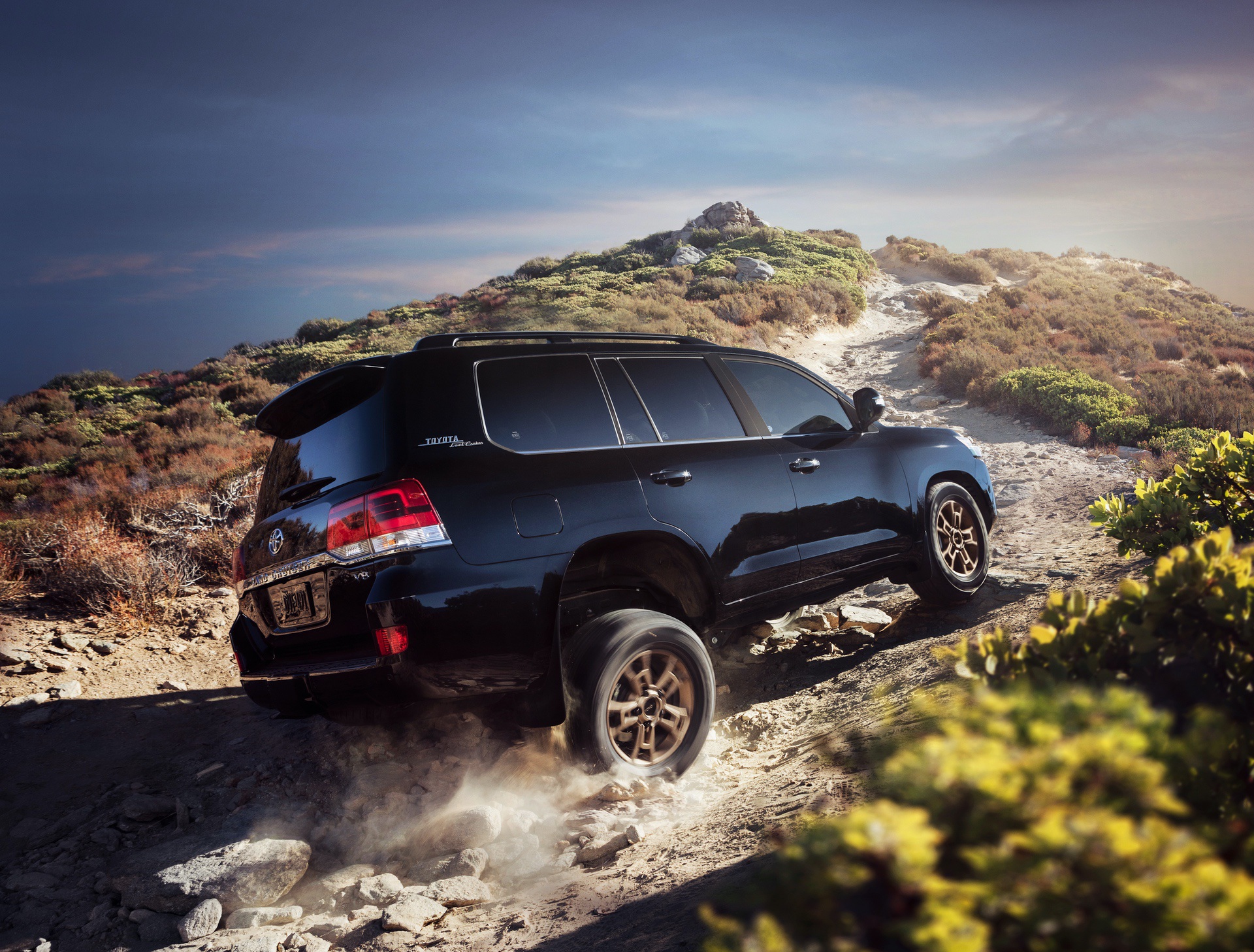 2020_Land_Cruiser_Heritage_Edition_0000