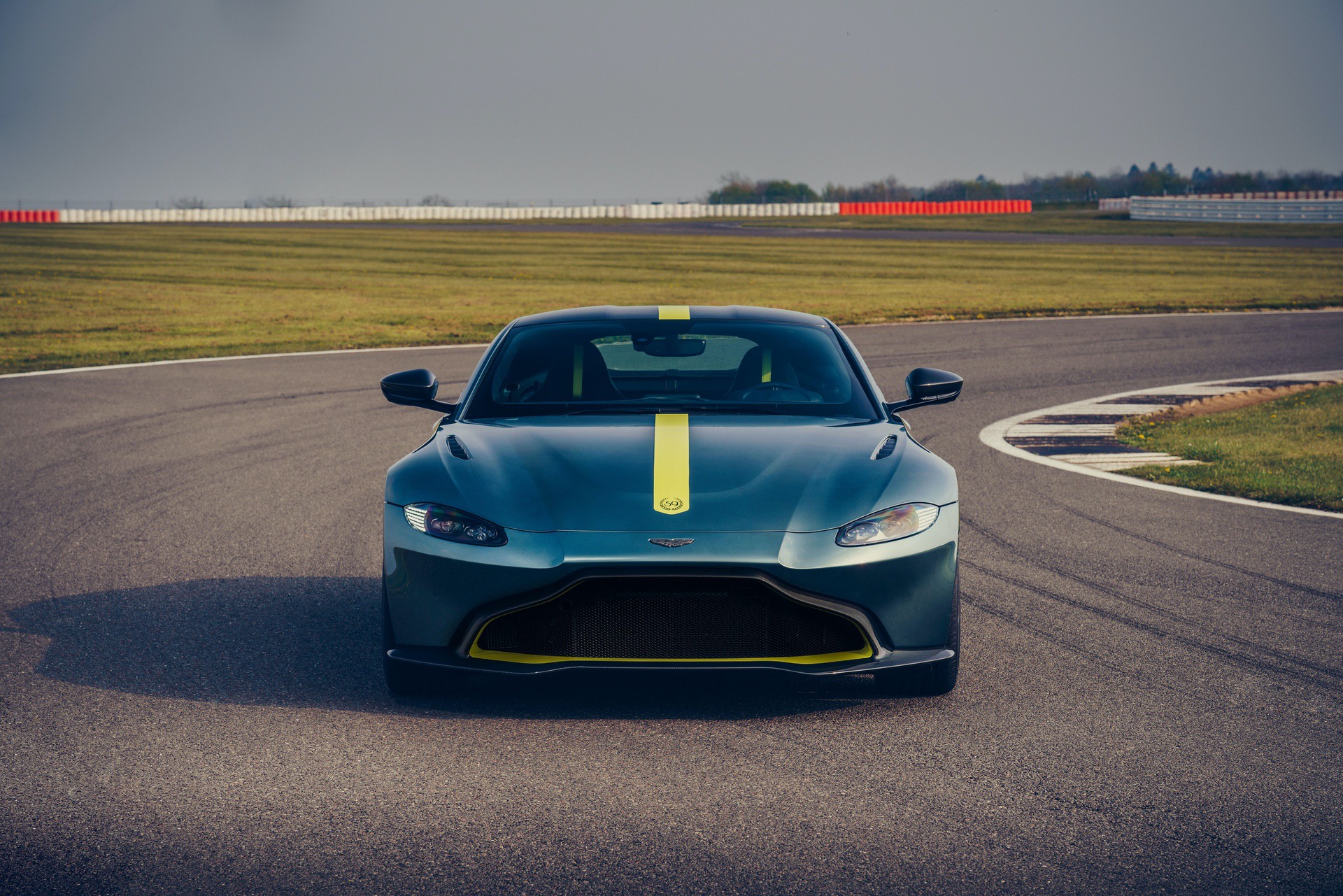 Aston_Martin_Vantage_AMR_0000