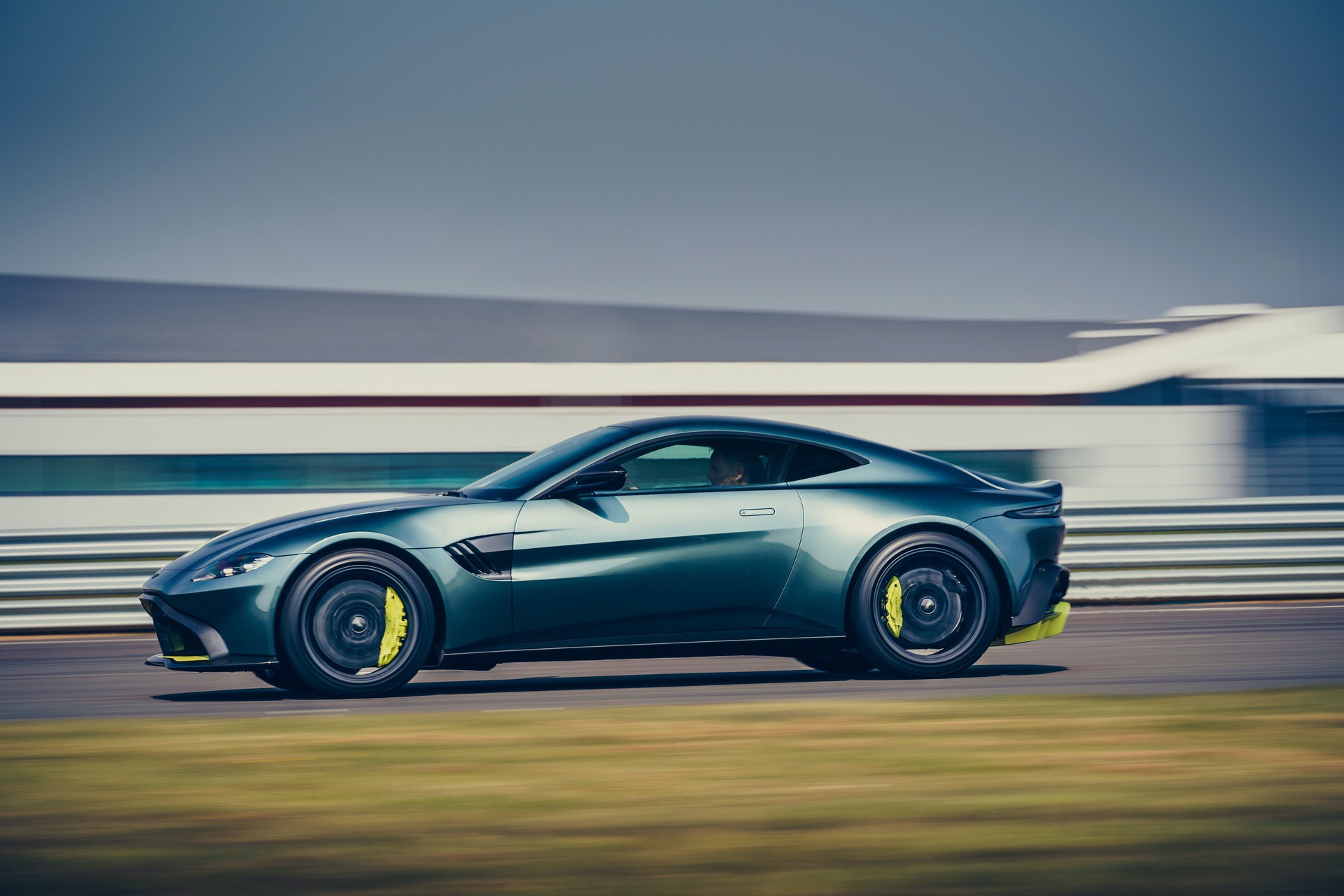 Aston_Martin_Vantage_AMR_0001