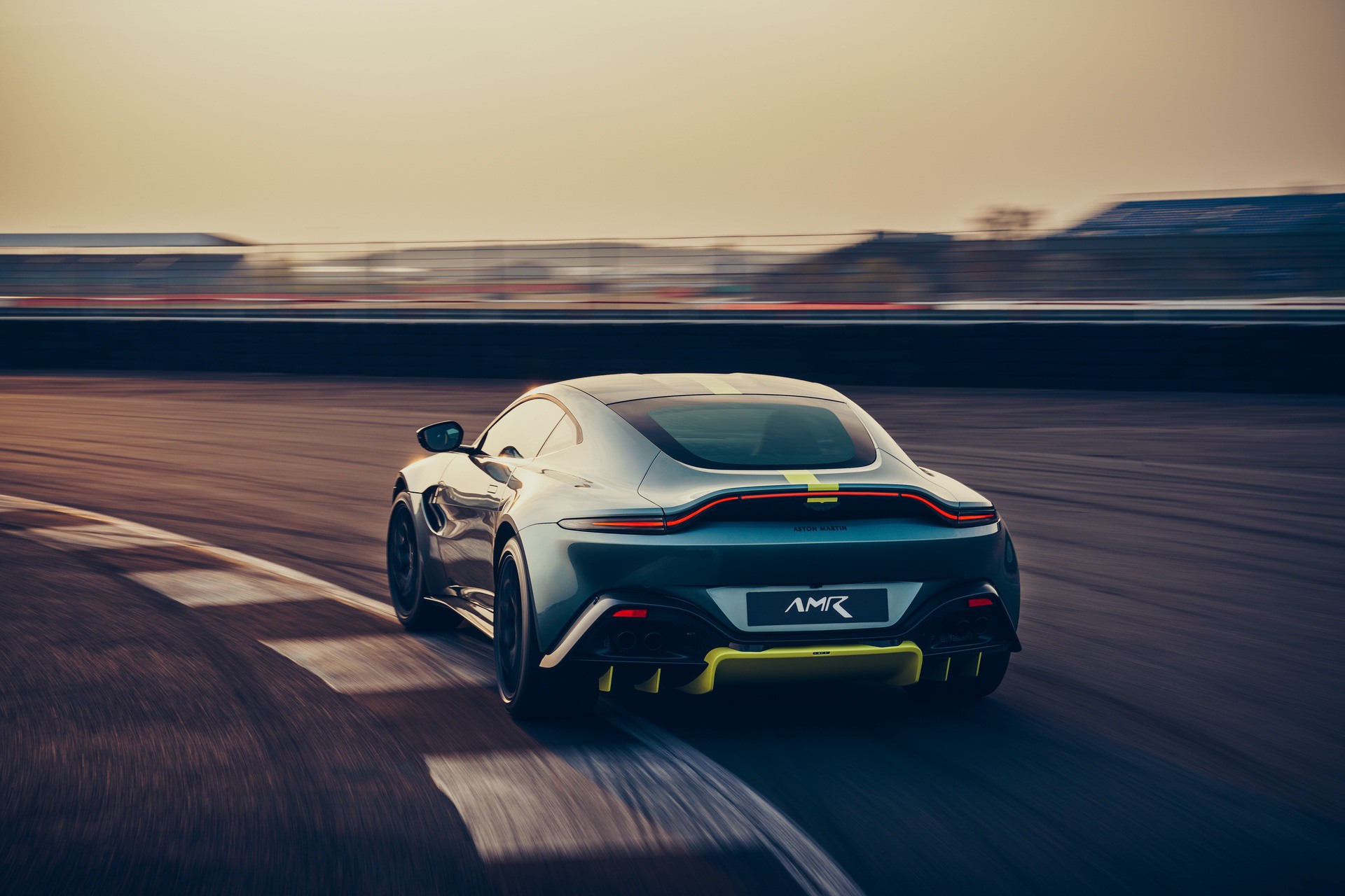 Aston_Martin_Vantage_AMR_0002