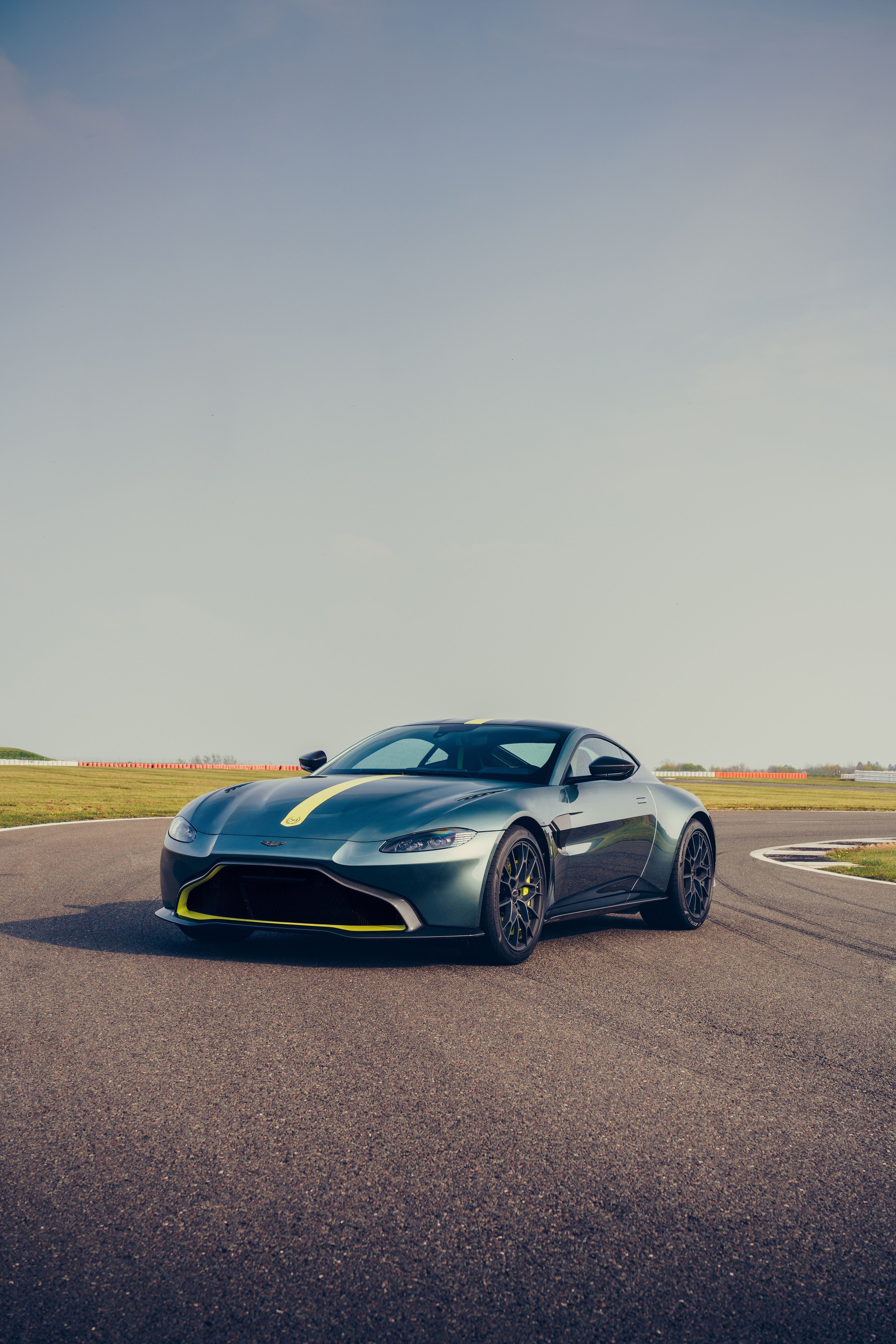Aston_Martin_Vantage_AMR_0004