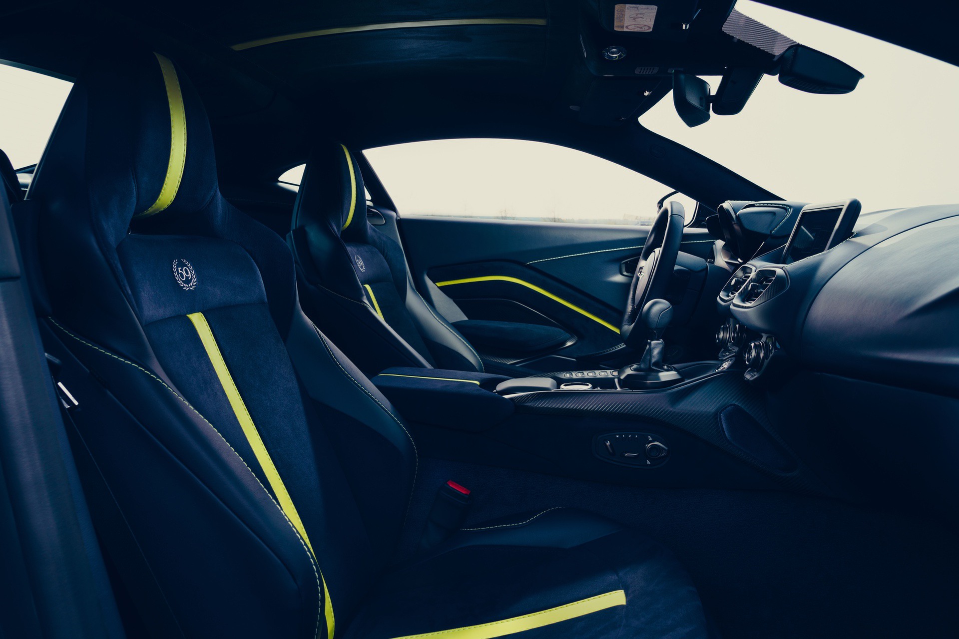 Aston_Martin_Vantage_AMR_0005