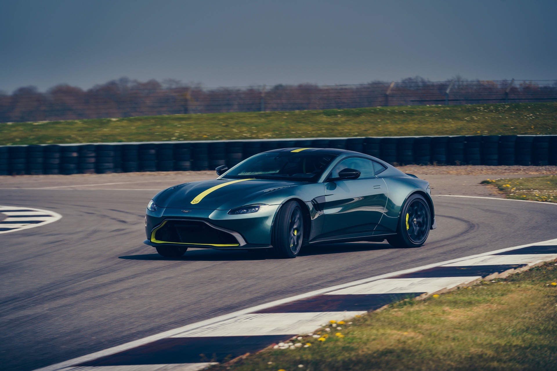 Aston_Martin_Vantage_AMR_0009