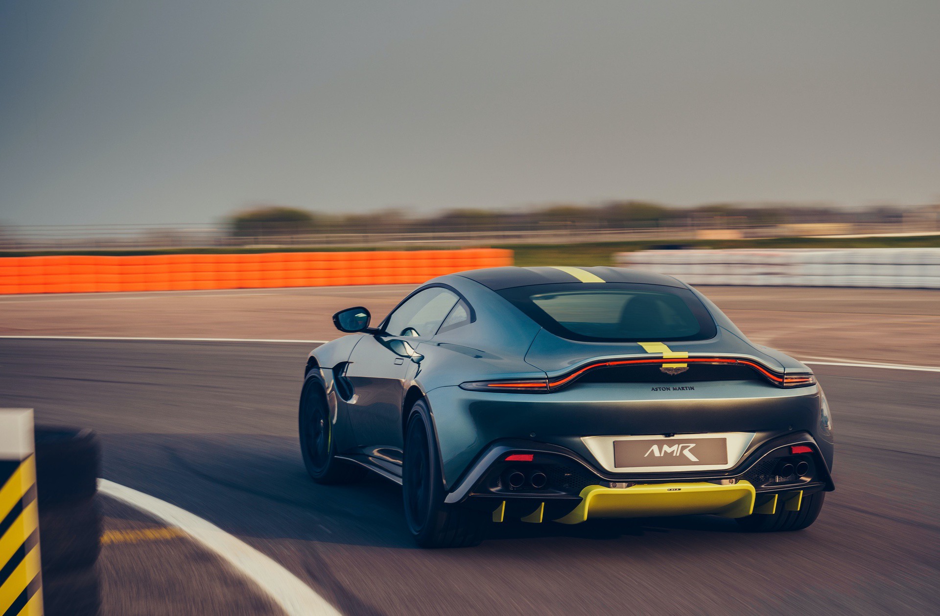 Aston_Martin_Vantage_AMR_0011