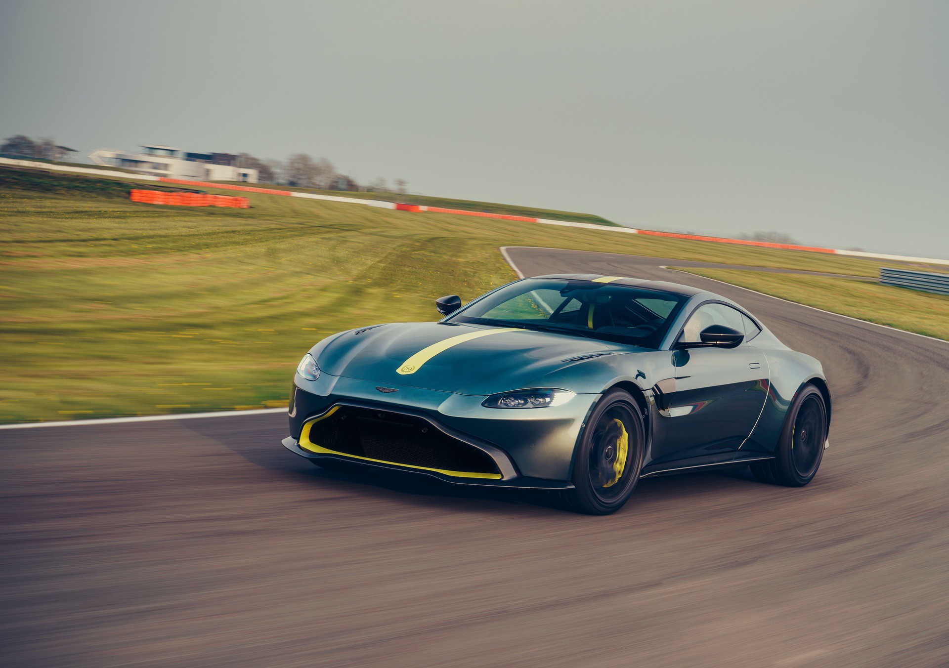 Aston_Martin_Vantage_AMR_0012