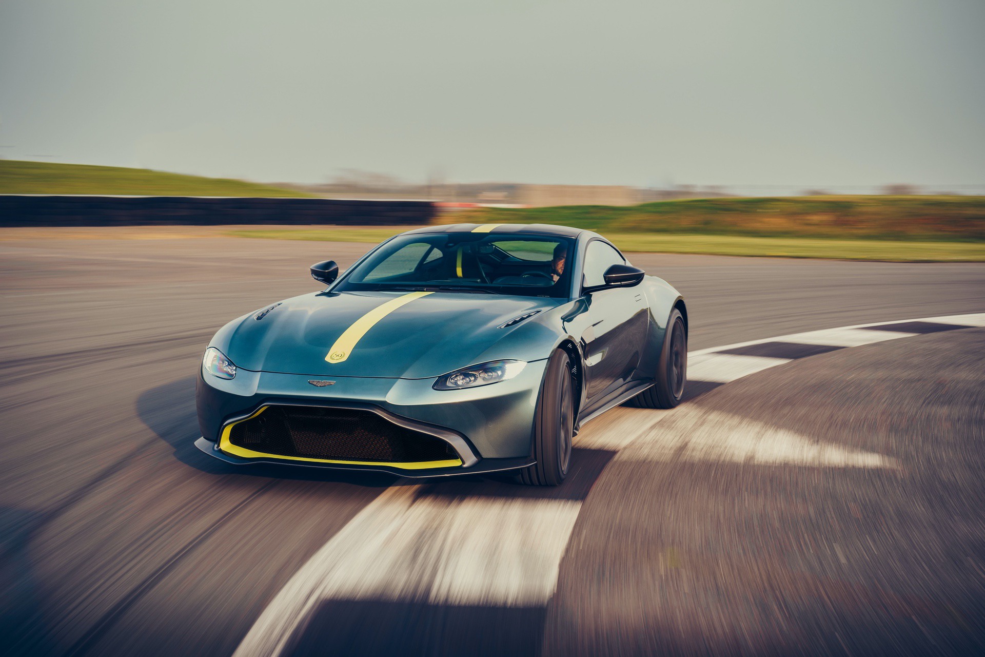 Aston_Martin_Vantage_AMR_0013