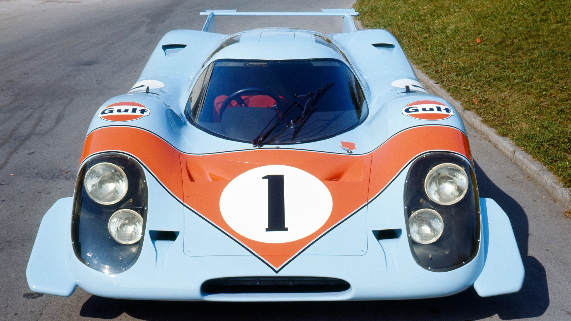 1593613_917_in_the_brand_colours_of_us_oil_company_and_sponsor_gulf_light_blue_and_orange_porsche_ag