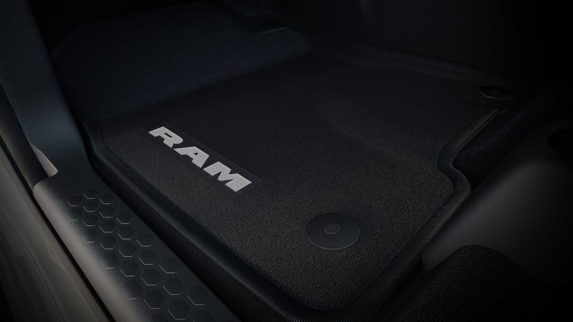 2019-ram-chassis-cab-interior (8)