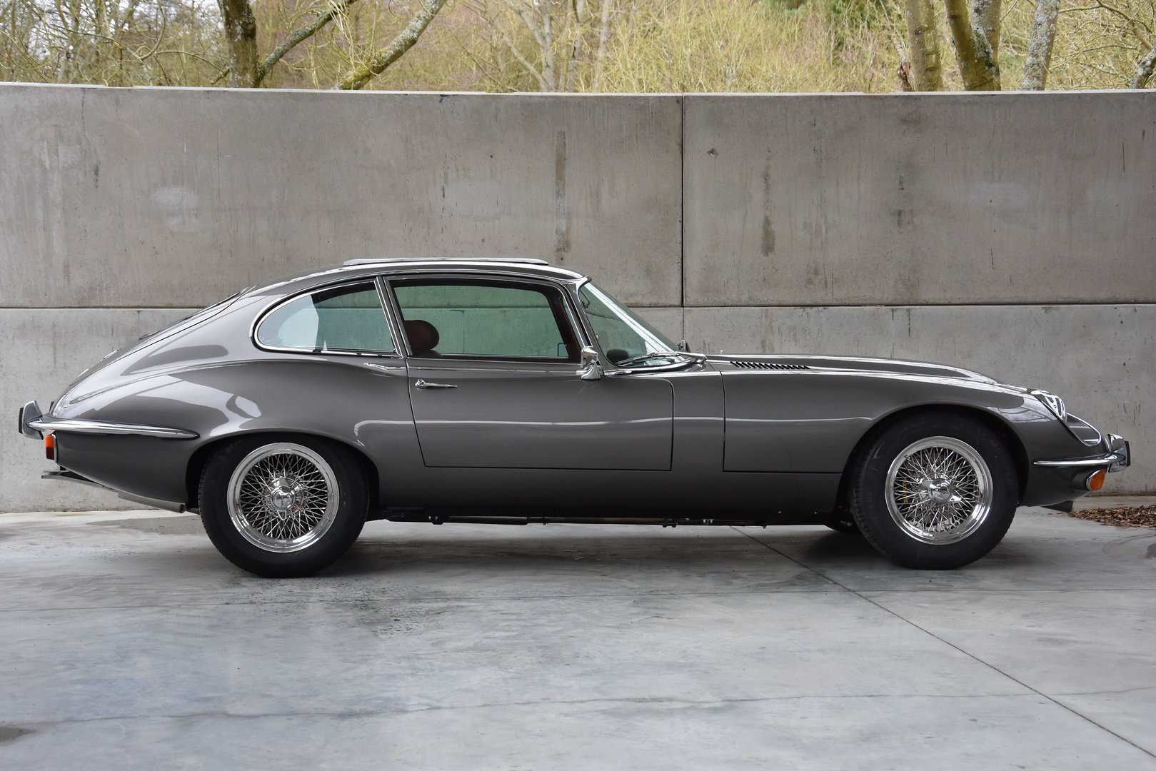 Restored Jaguar E-Type Series 3 1973 (4)