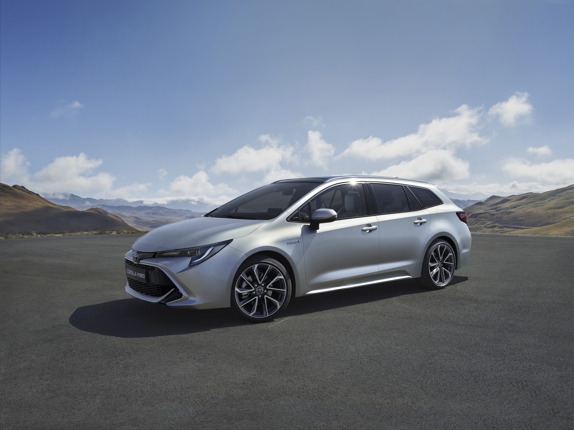 2019_Toyota_Corolla_Touring_Sports_01
