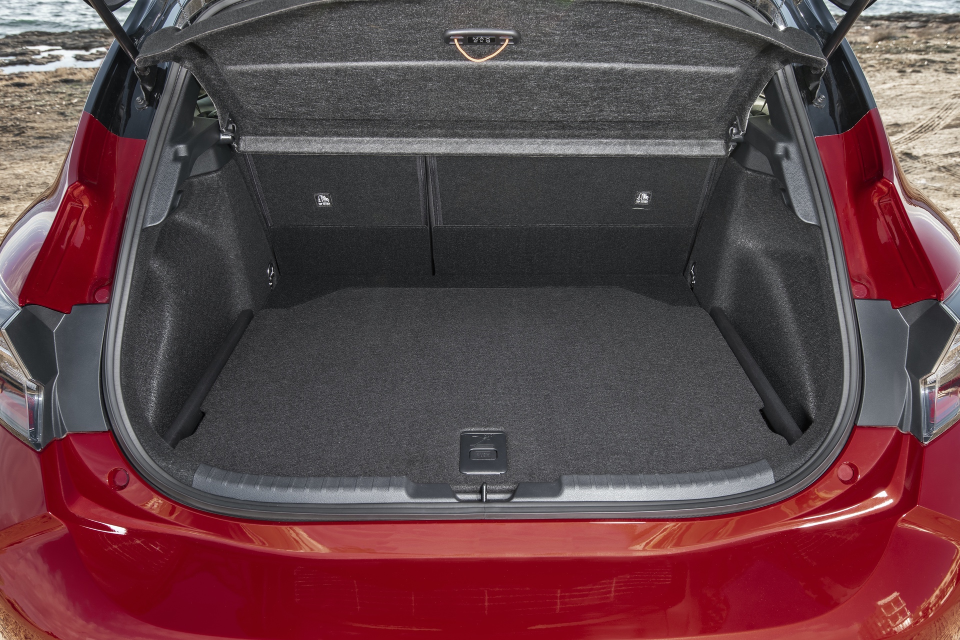 Corolla_HB_2.0L_Red_Bitone_2019_041
