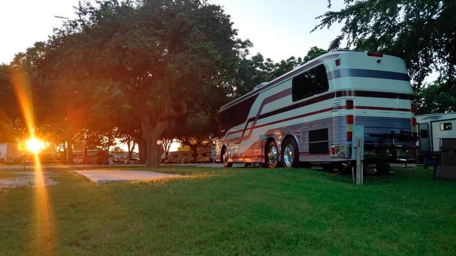1983_Eagle_Model_10_Motorcoach_Purple_Rain_Tour_0005