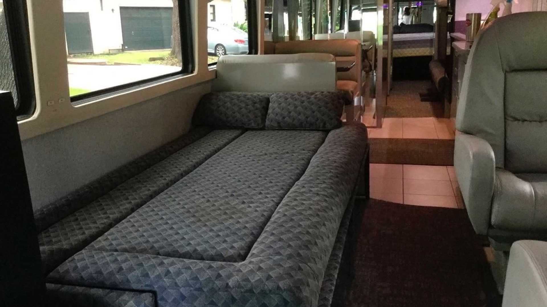 1983_Eagle_Model_10_Motorcoach_Purple_Rain_Tour_0017