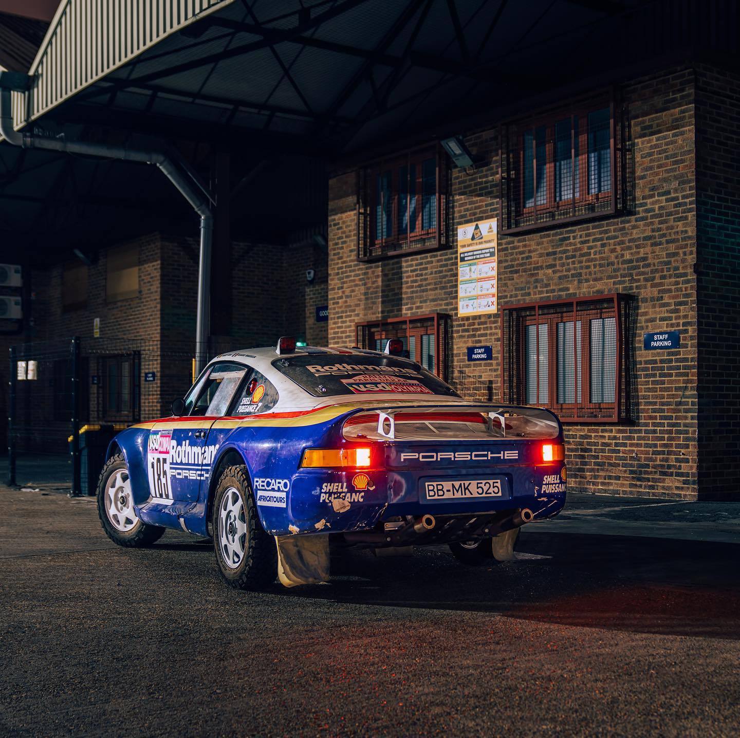 1985_Porsche_959_Paris-Dakar_Rally_Car_0000