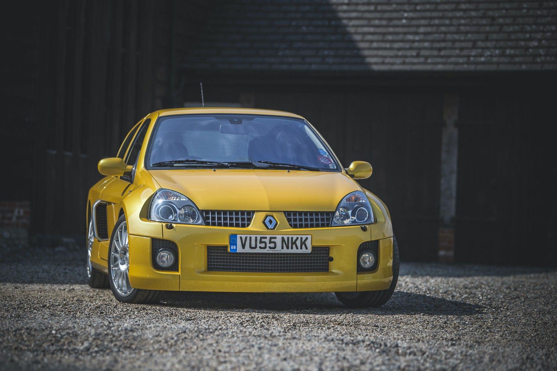 2005_Renault_Clio_V6_Phase_2_0000