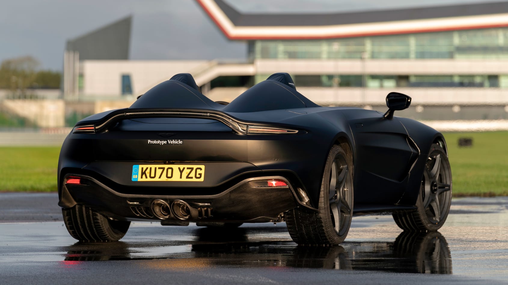 Aston_Martin_V12_Speedster_prototype_0002
