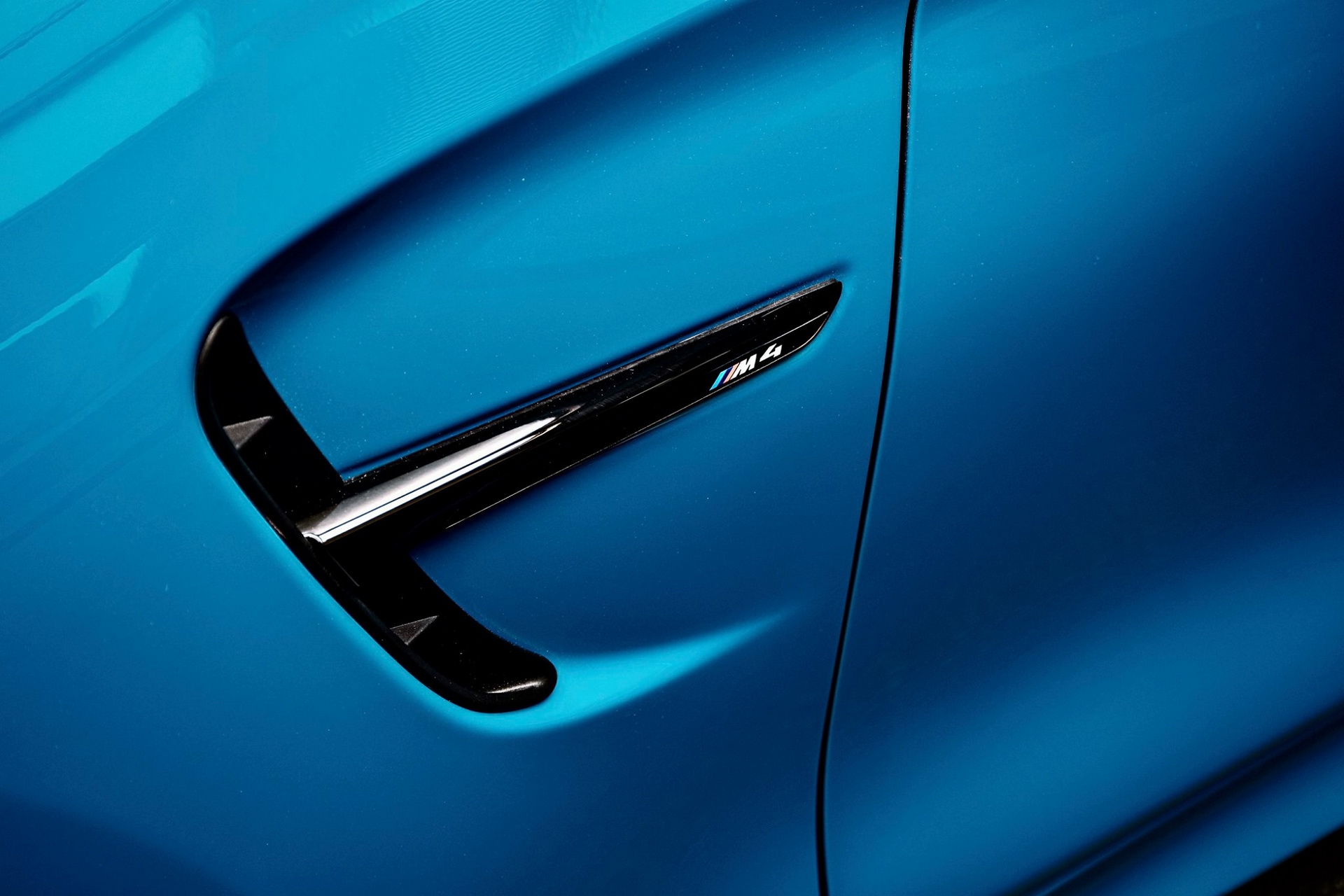 BMW-M4-Edition-M-Heritage-Abu-Dhabi-Motors-12