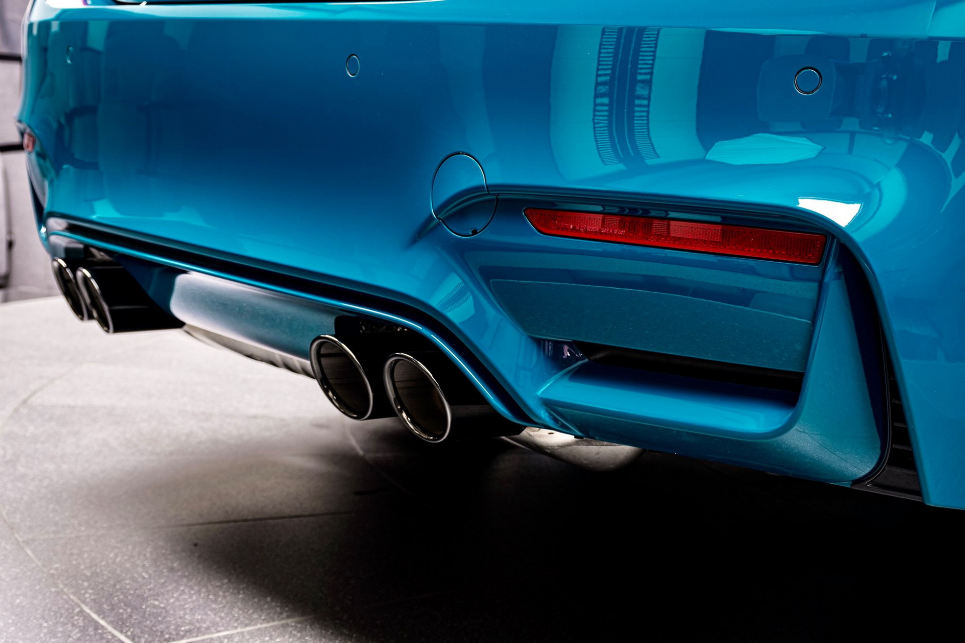BMW-M4-Edition-M-Heritage-Abu-Dhabi-Motors-14