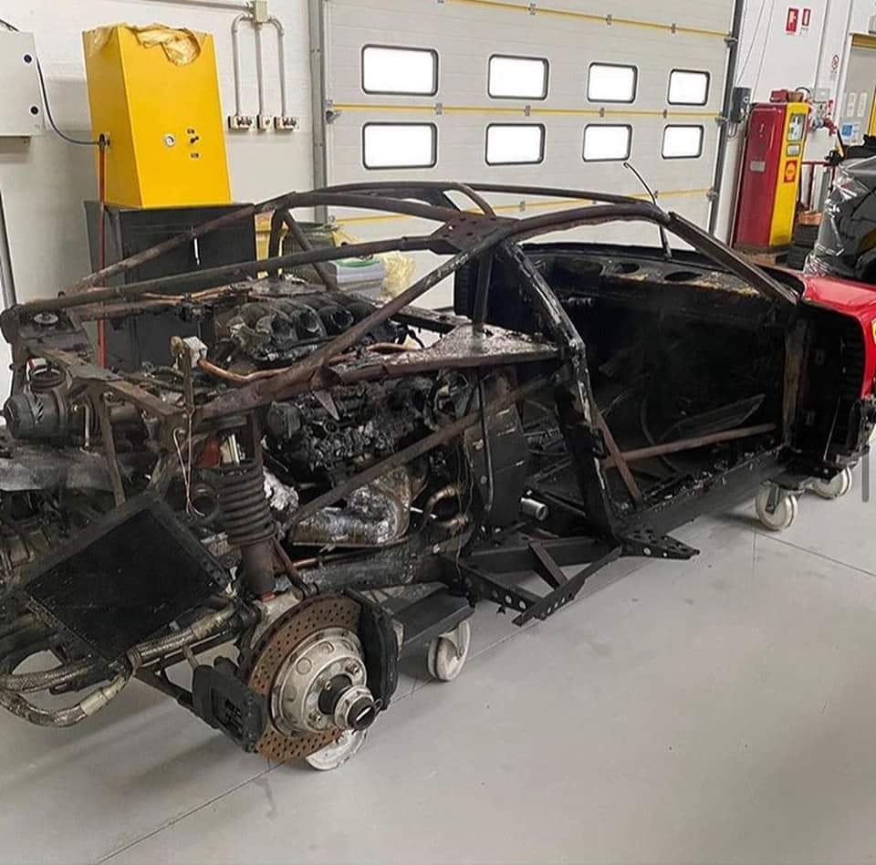 Burned_Ferrari_F40_restoration_0004