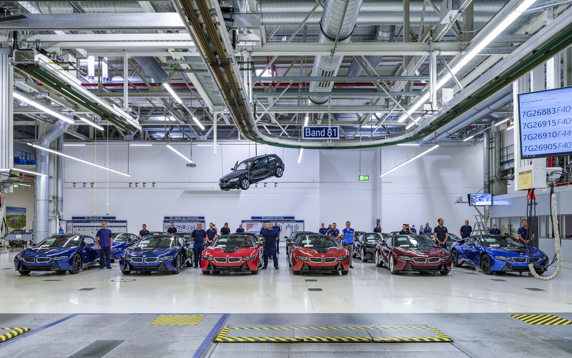 Die 18 letzten BMW i8 Roadster, alle in unterschiedlichen Farben, verlassen das Finish im Werk Leipzig.