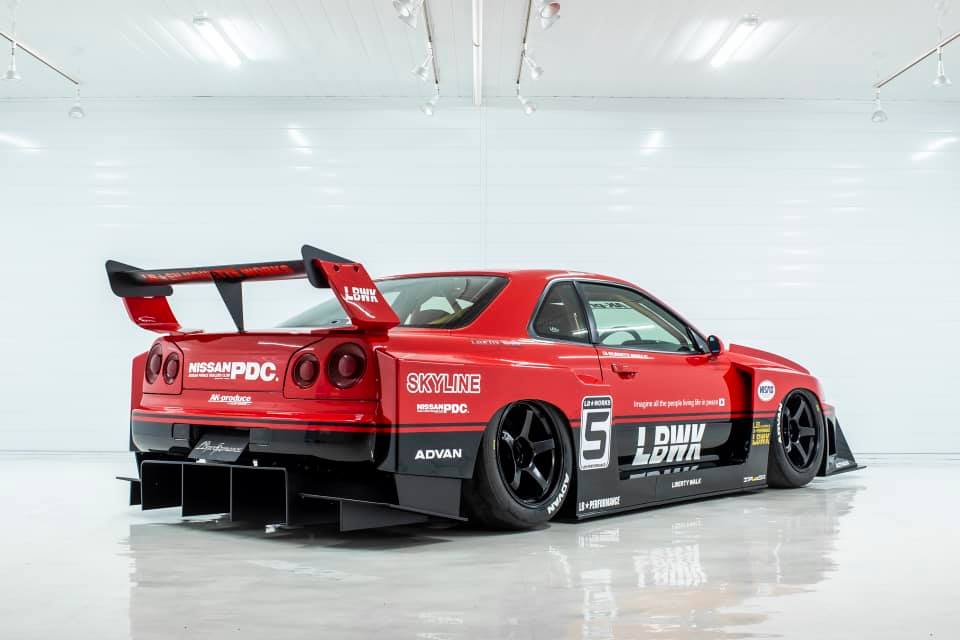 Η Liberty Walk τουμπανιάζει και το Nissan Skyline R34