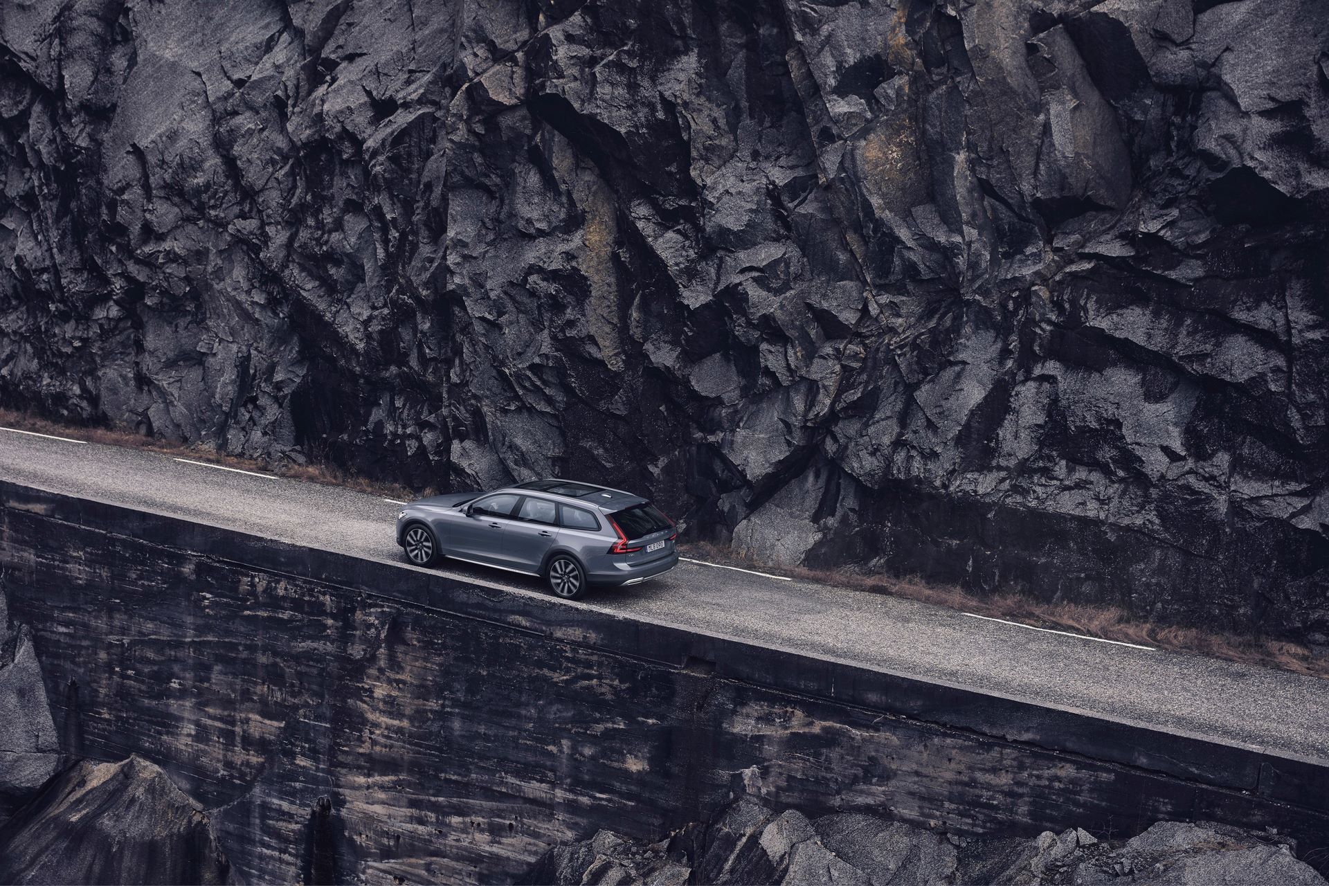 The refreshed Volvo V90 Cross Country Recharge T8 plug-in hybrid in Thunder Grey