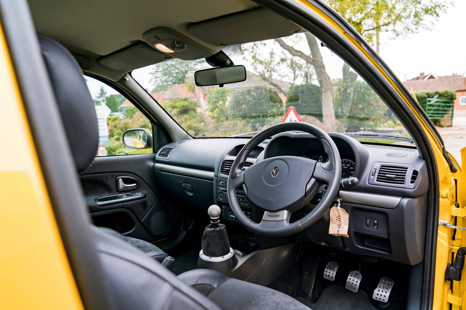 2005_Renault_Clio_V6_record_sale-0007