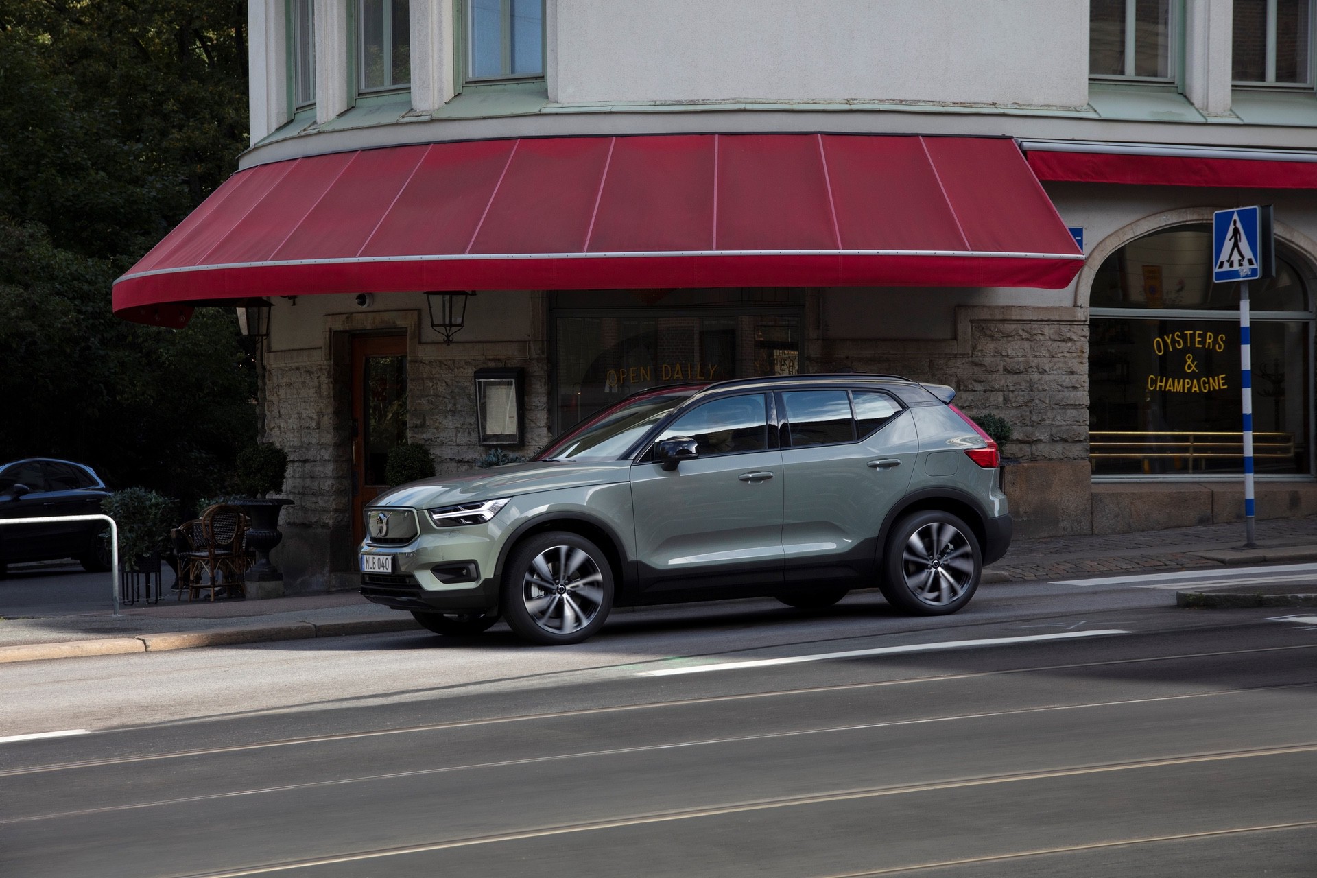 Volvo XC40 Recharge P8 AWD in Sage Green
