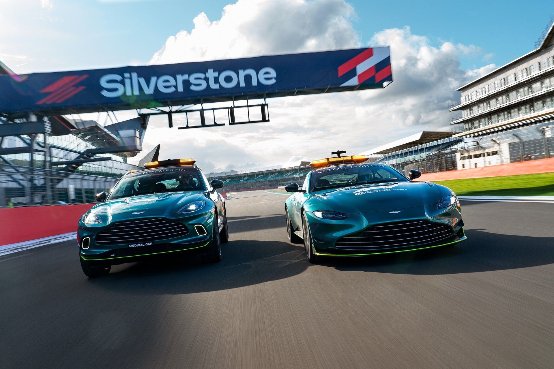 AstonMartinVantage_DBX_OfficialSafetyandMedicalcarsofFormulaOne_01