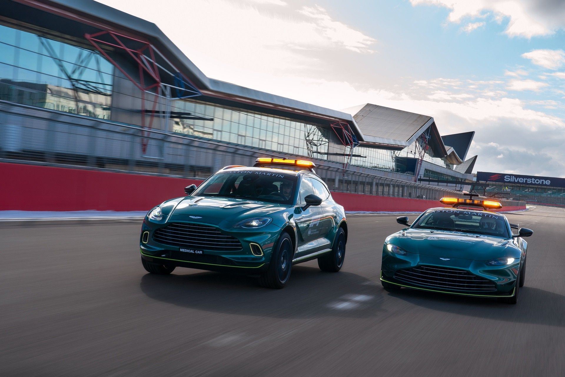 AstonMartinVantage_DBX_OfficialSafetyandMedicalcarsofFormulaOne_02