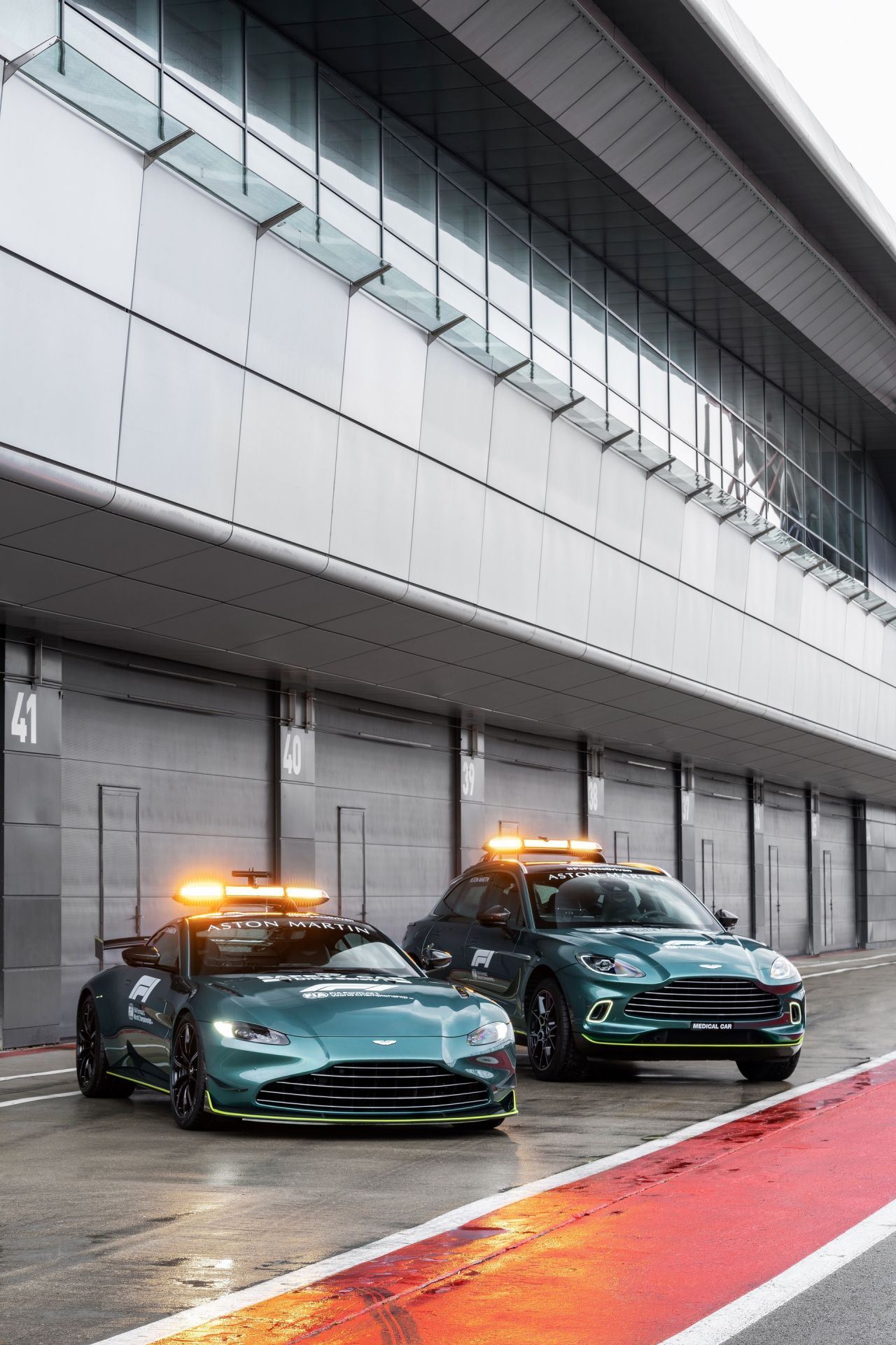 AstonMartinVantage_DBX_OfficialSafetyandMedicalcarsofFormulaOne_04