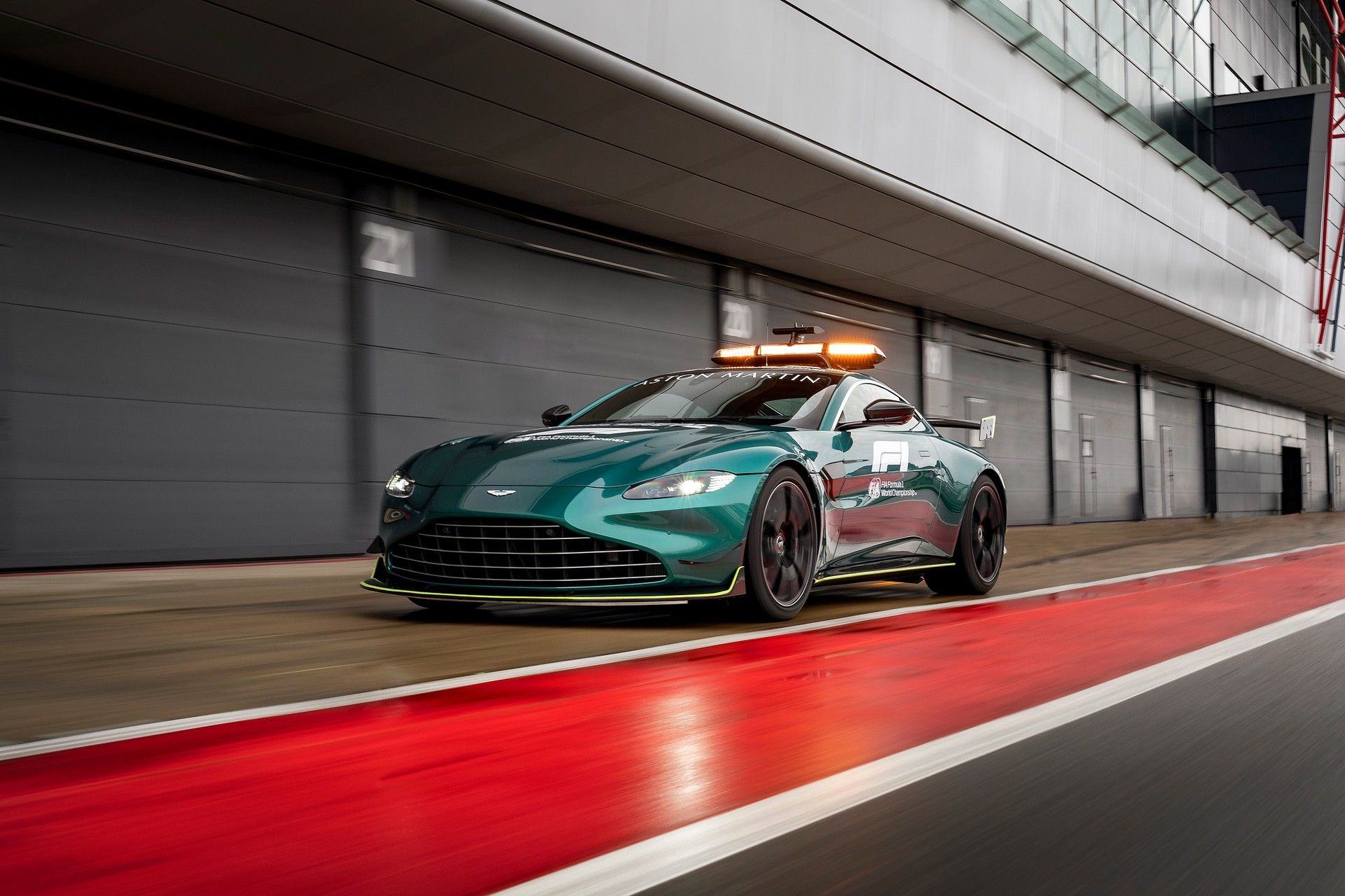 AstonMartinVantage_OfficialSafetyCarofFormulaOne_01