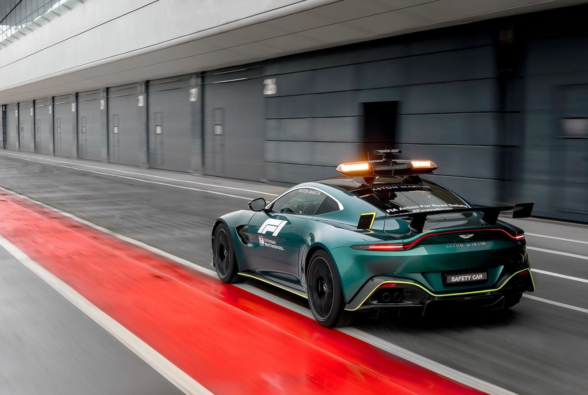 AstonMartinVantage_OfficialSafetyCarofFormulaOne_02