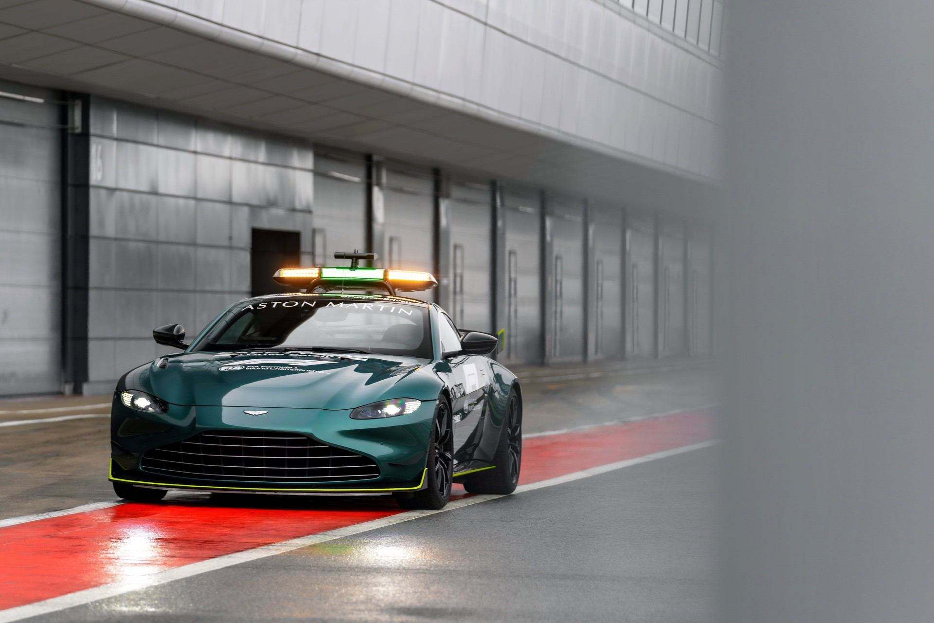 AstonMartinVantage_OfficialSafetyCarofFormulaOne_04