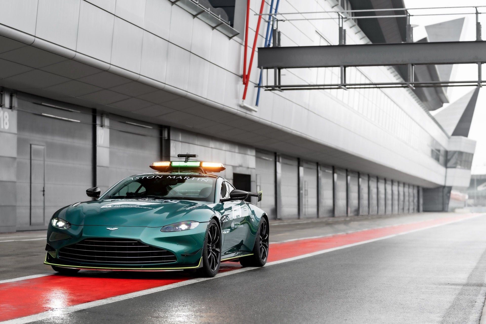 AstonMartinVantage_OfficialSafetyCarofFormulaOne_10