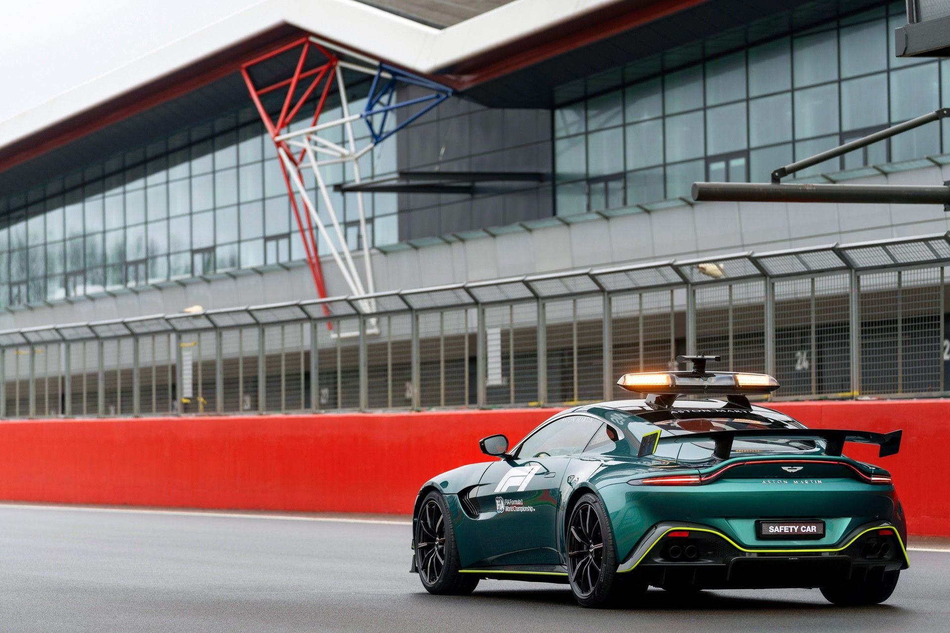 AstonMartinVantage_OfficialSafetyCarofFormulaOne_11