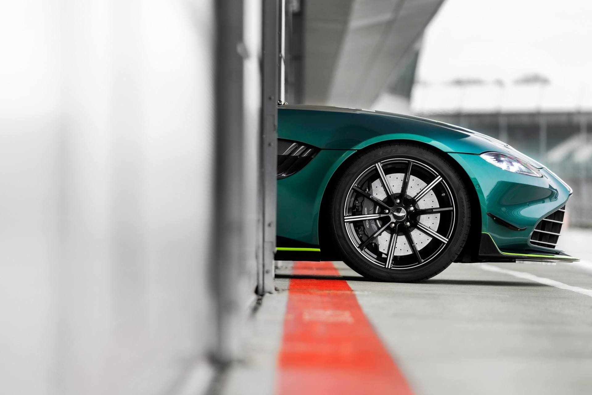 AstonMartinVantage_OfficialSafetyCarofFormulaOne_16