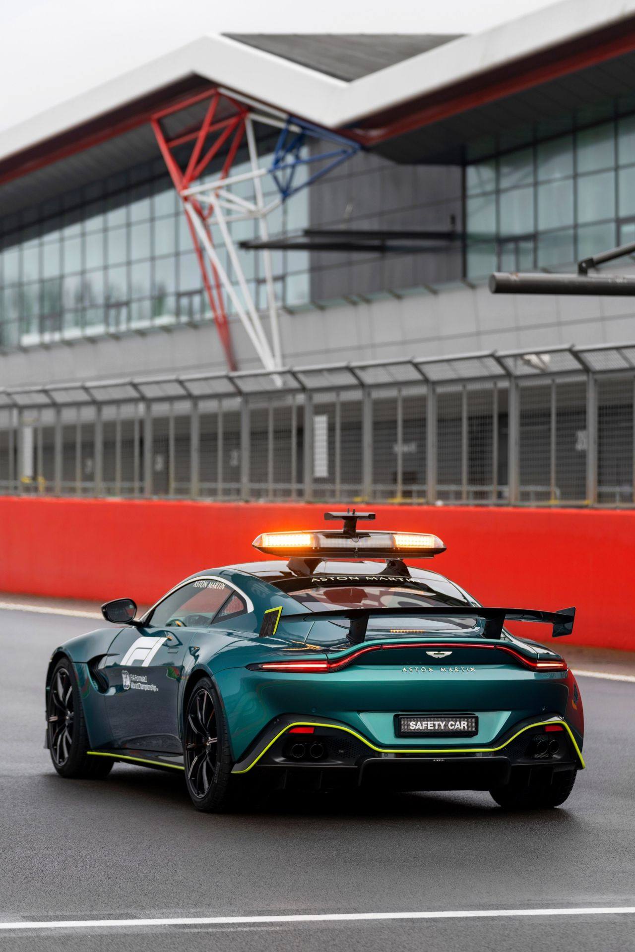 AstonMartinVantage_OfficialSafetyCarofFormulaOne_18