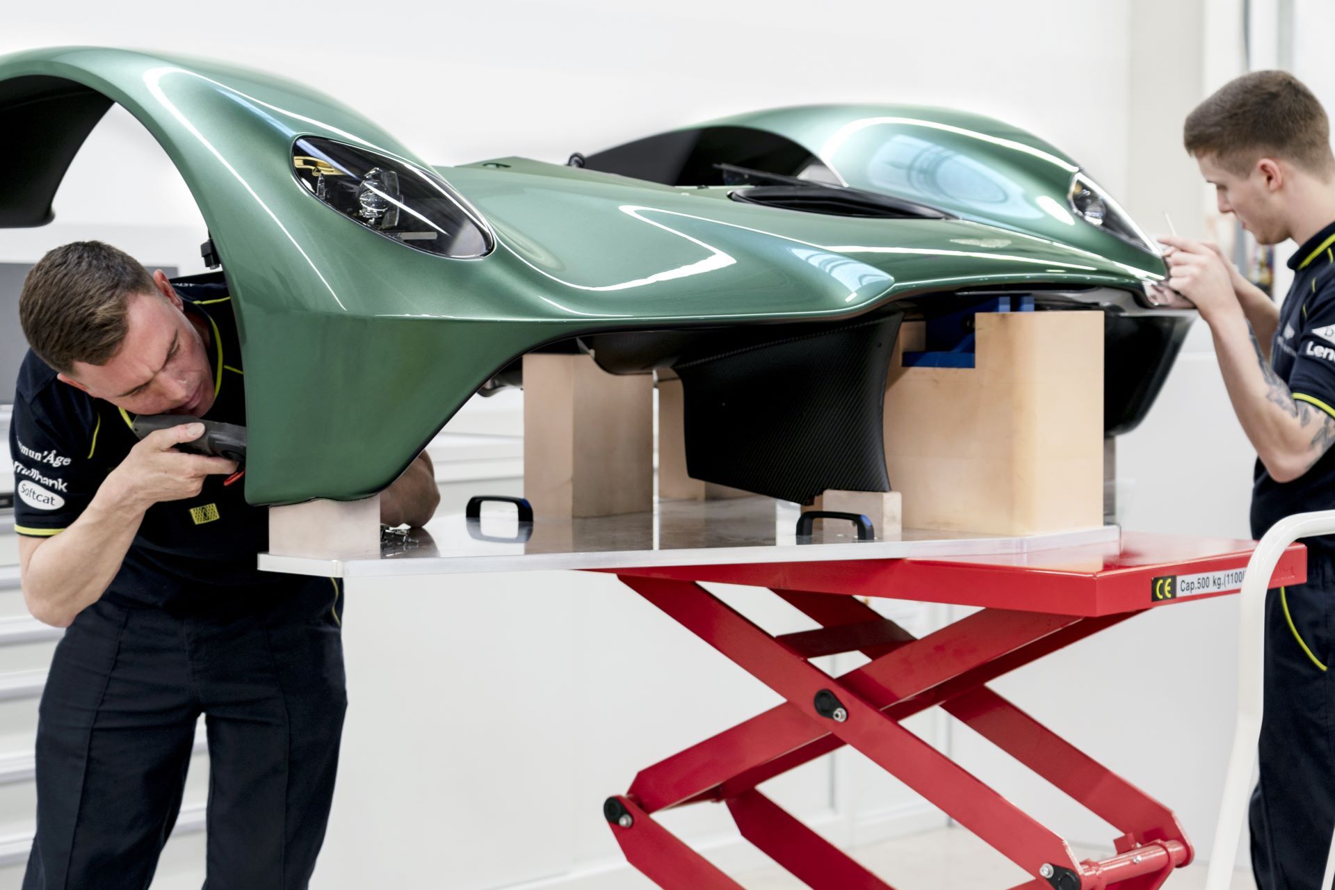 Aston-Martin-Valkyrie-plant-workers-9