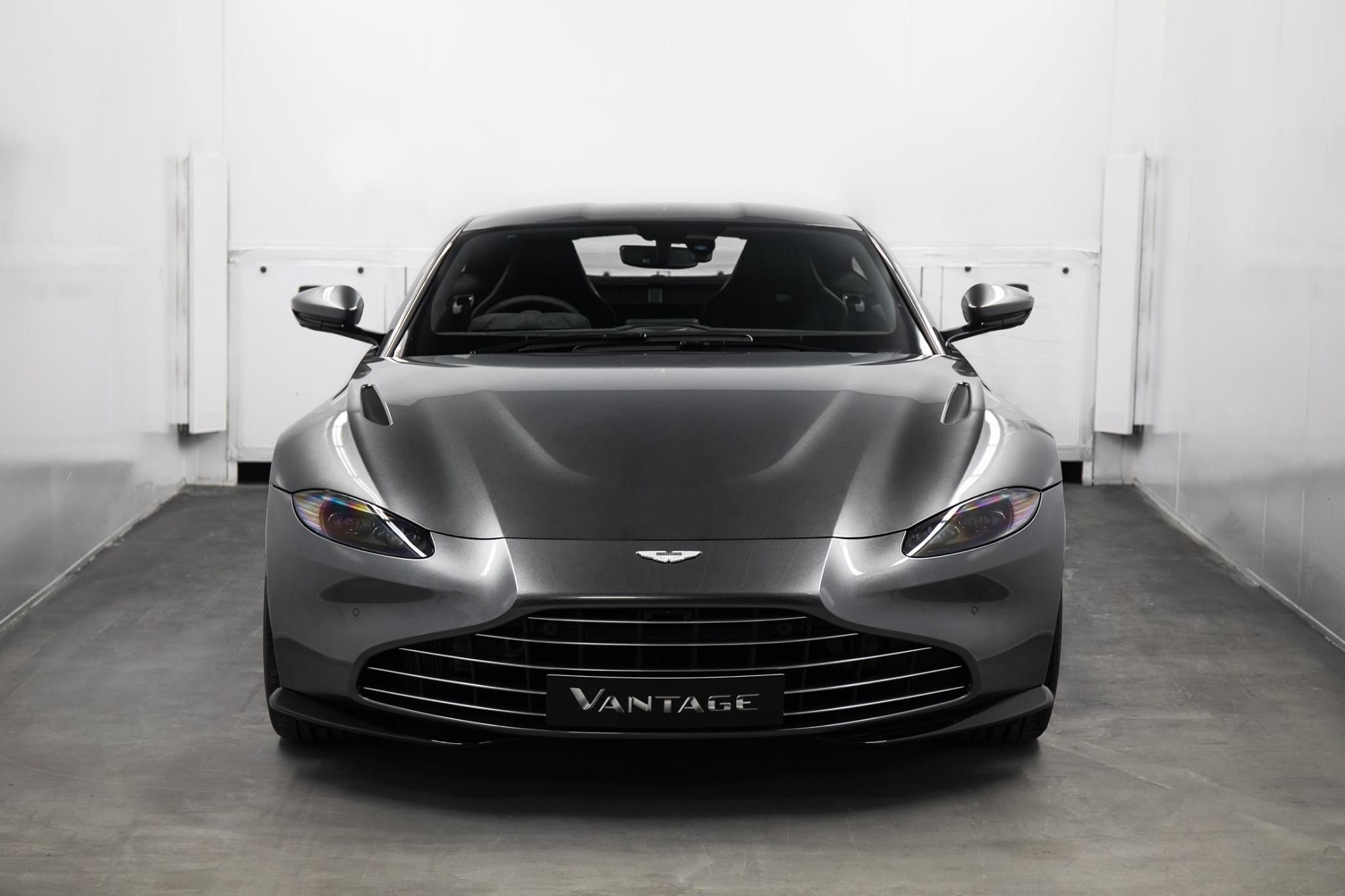 Aston_Martin_Vantage_Vane_grille_0009